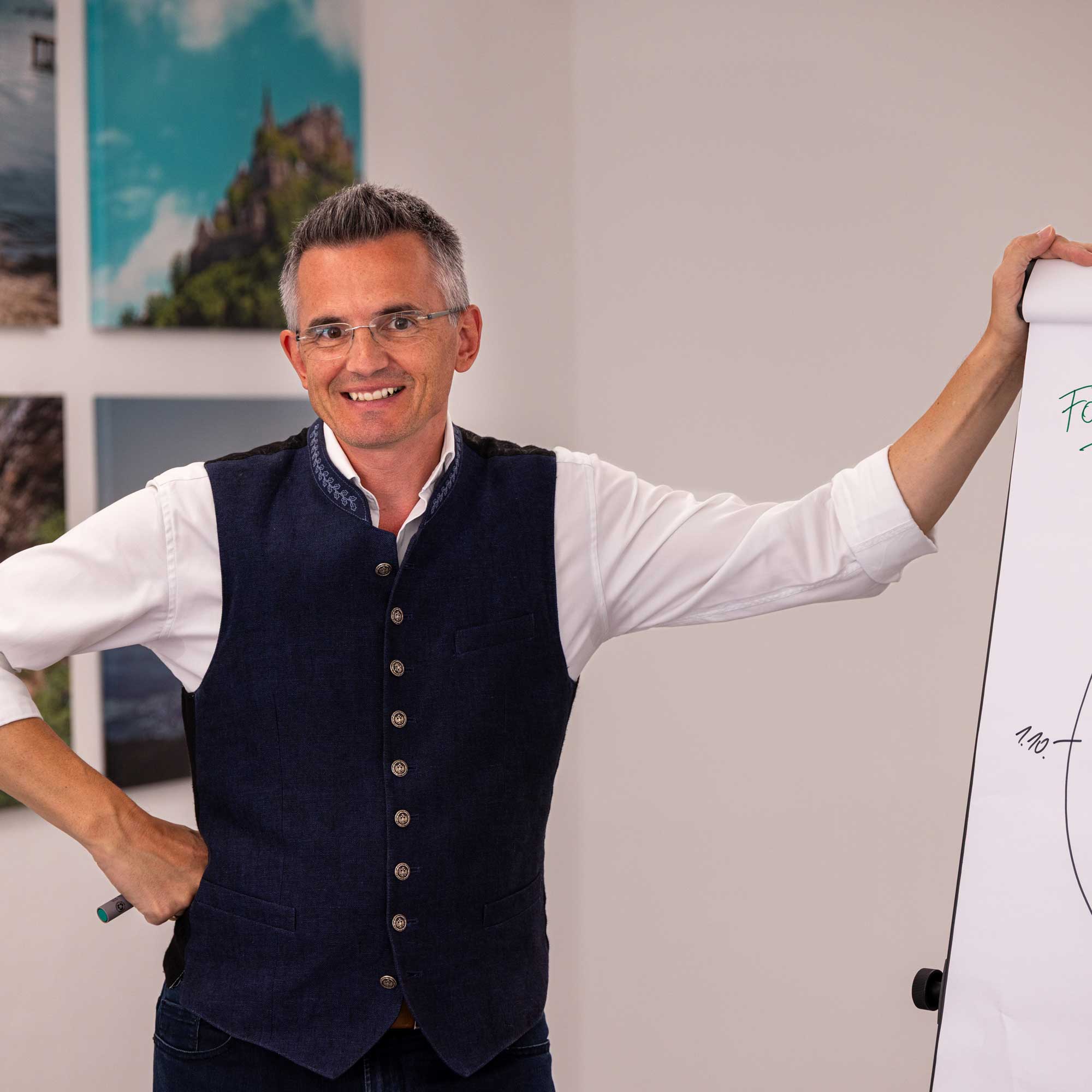 Quadratisches Porträtfoto von Josef Anichhofer in Business-Kleidung mit freundlichem Ausdruck vor neutralem Hintergrund